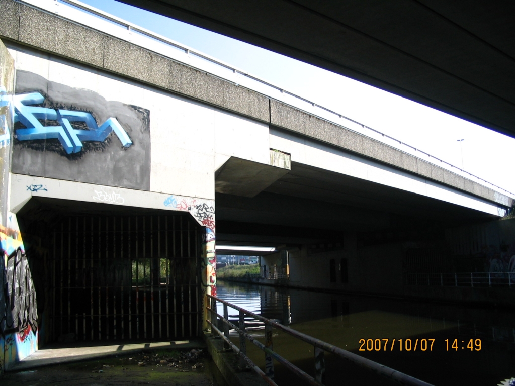 IMG_0555.JPG - In onbruik geraakte en met tralies geblokkeerde onderdoorgang vlak ten noorden van de aansluiting Veldhoven, rechts het Beatrixkanaal.