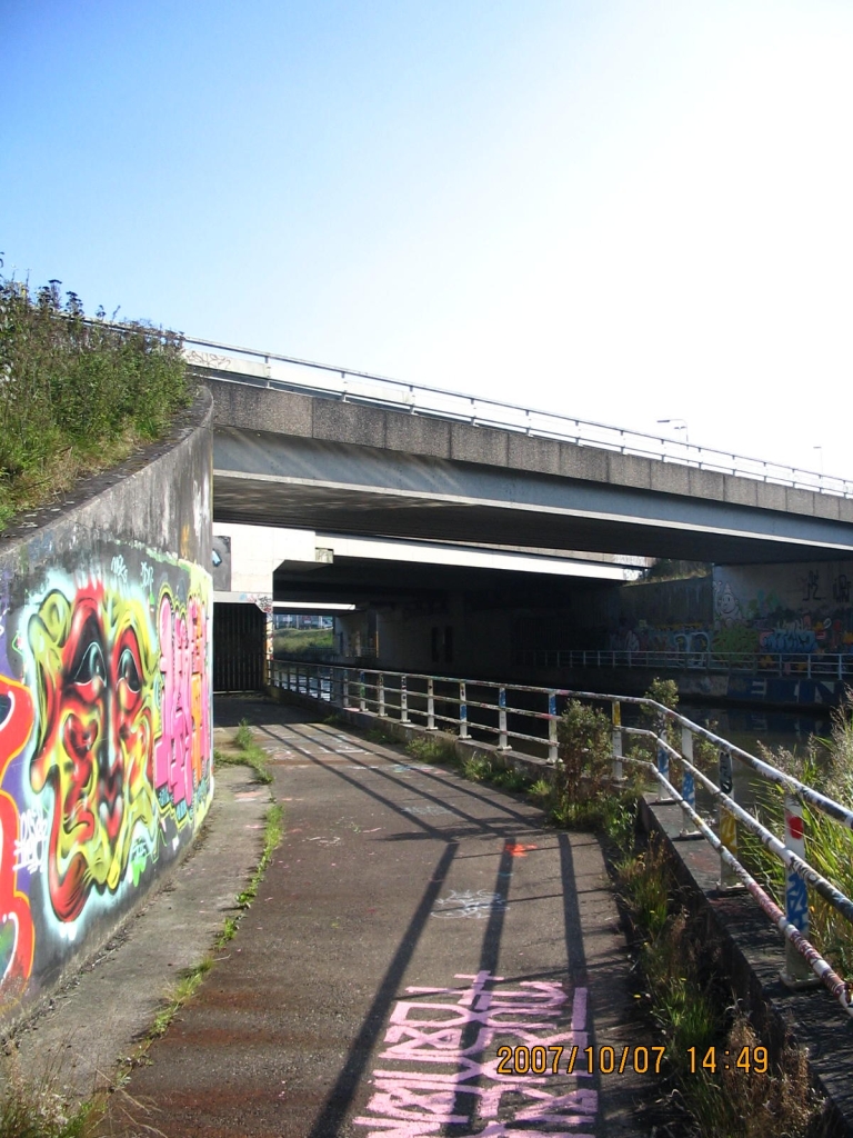 IMG_0556.JPG - In het midden het hoodrijbaan viaduct dat destijds reeds bemeten werd op 2x3 met vluchtstroken. De twee viaducten erlangs deden dienst als toe- en afritten, maar zijn zo te zien te smal voor 2+uit/invoegstrook, en liggen bovendien scheef ten opzichte van de parallelbaan richting.