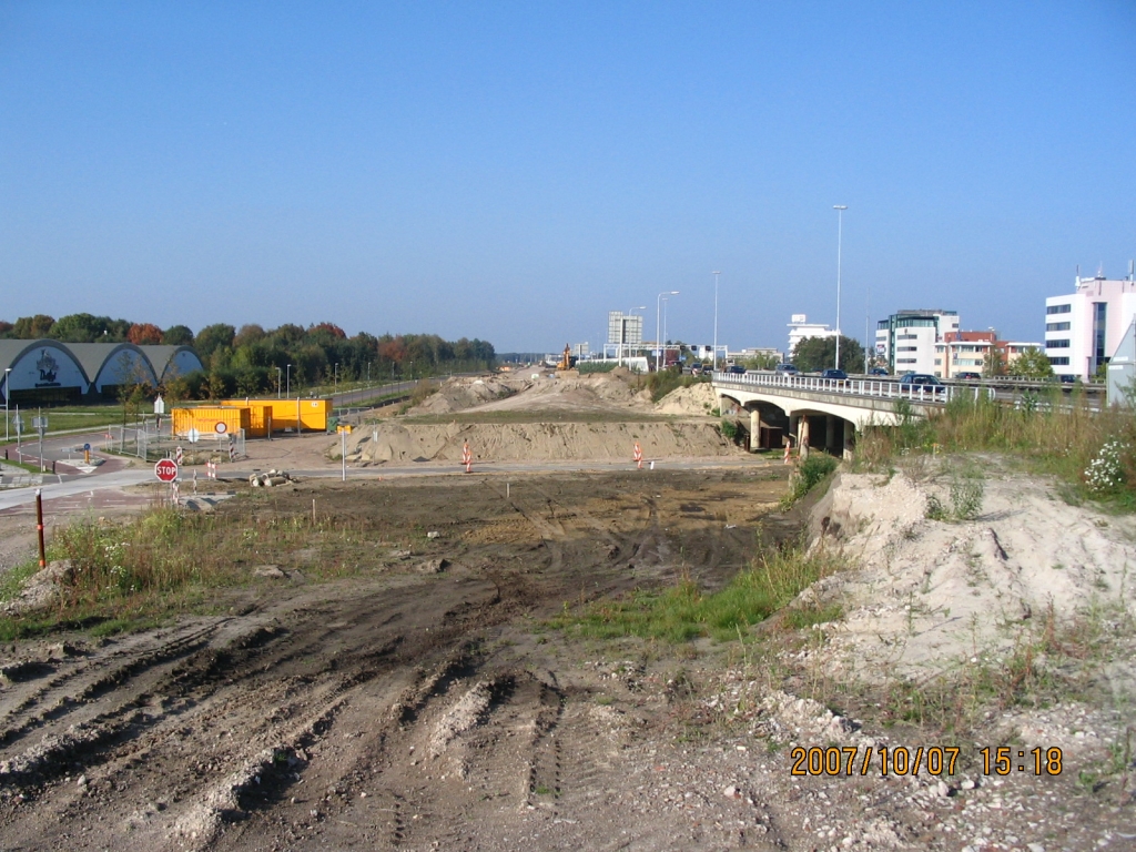 IMG_0561.JPG - Viaduct Cranendonk. Het nieuwe parallelbaan zandlichaam ligt dichter tegen de busbaan aan als het oude zandlichaam van de hoofdrijbaan ernaast, wat suggereert dat hier de overspanning verkort wordt. Het hoofdrijbaan viaduct, dat toch al niet breed genoeg was voor 2x3+vluchtstroken, zal dus ook verkort worden.