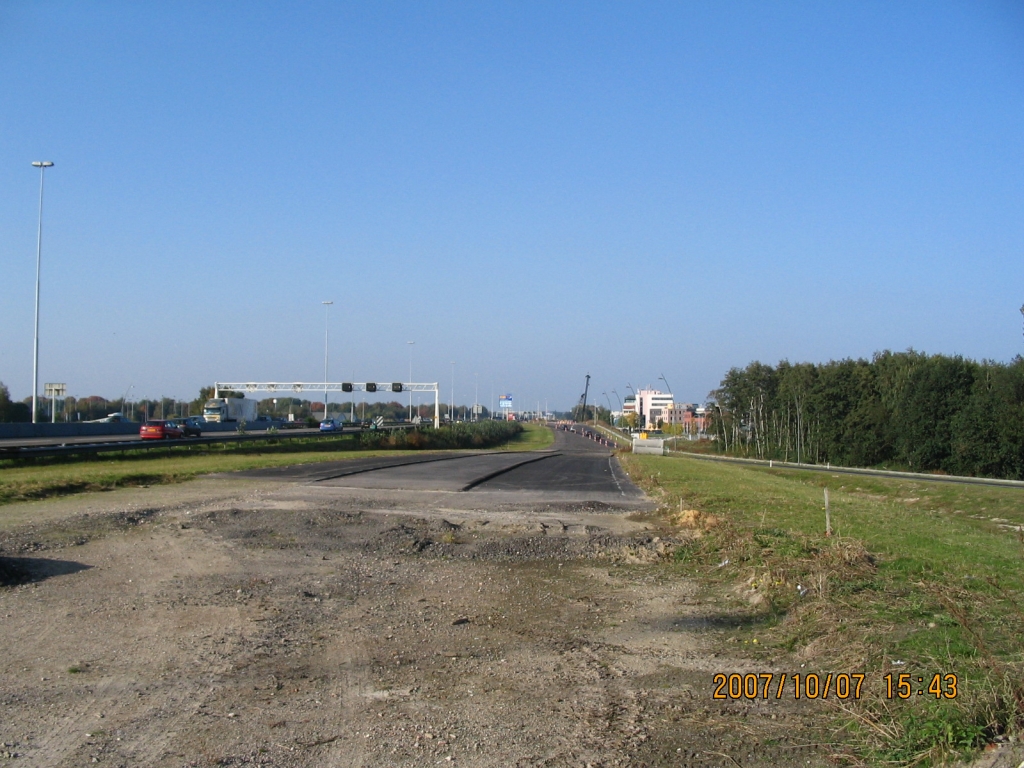 IMG_0568.JPG - Onder het viaduct doorgegaan en weer terug aan de oostzijde. Parallelbaan asfalt in drie verschillende hoogtes.