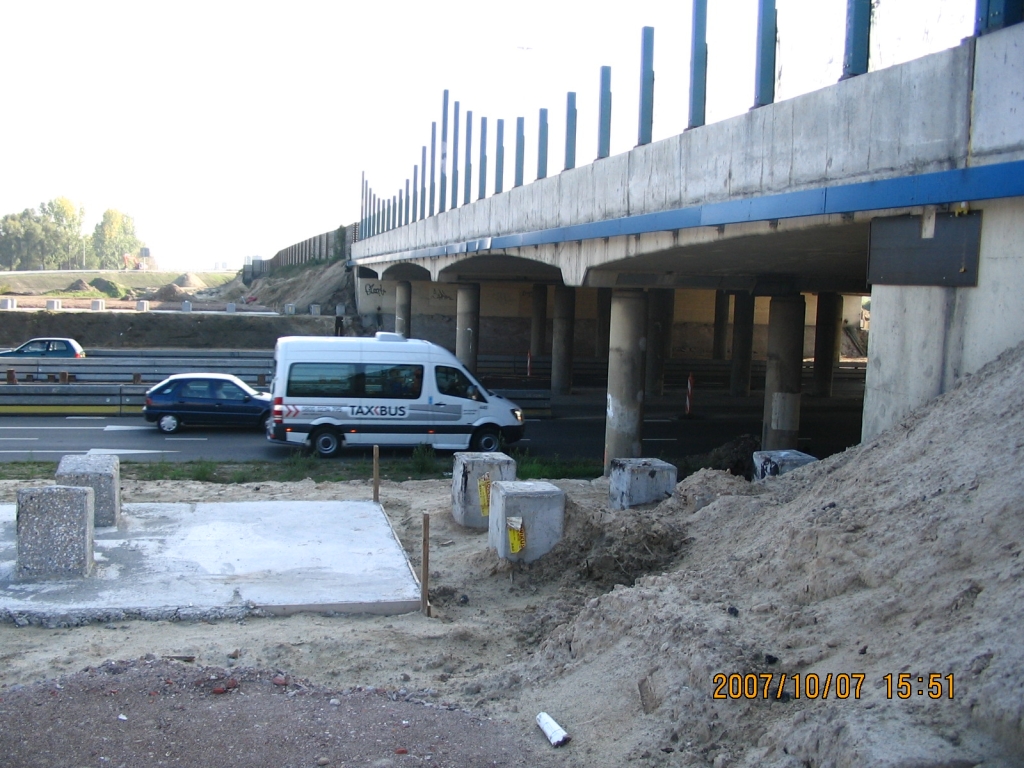 IMG_0570.JPG - Leuk heipalen detail. De fundering voor het parallelbaan viaduct omvat niet de drie rechtse paren palen: die zullen dus dienen voor het te vervangen hoofdrijbaan viaduct dat daarmee op breedte komt voor 2x3+vluchtstroken.