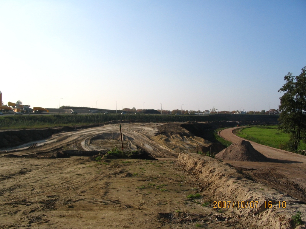 IMG_0579.JPG - Nog even een blik achterom waar rechts naast het parallelbaan lichaam het verlegde weggetje Binckhorst te zien is, "ontsluiting" van het natuur- annex hondenuitlaatgebied "Het Broek".