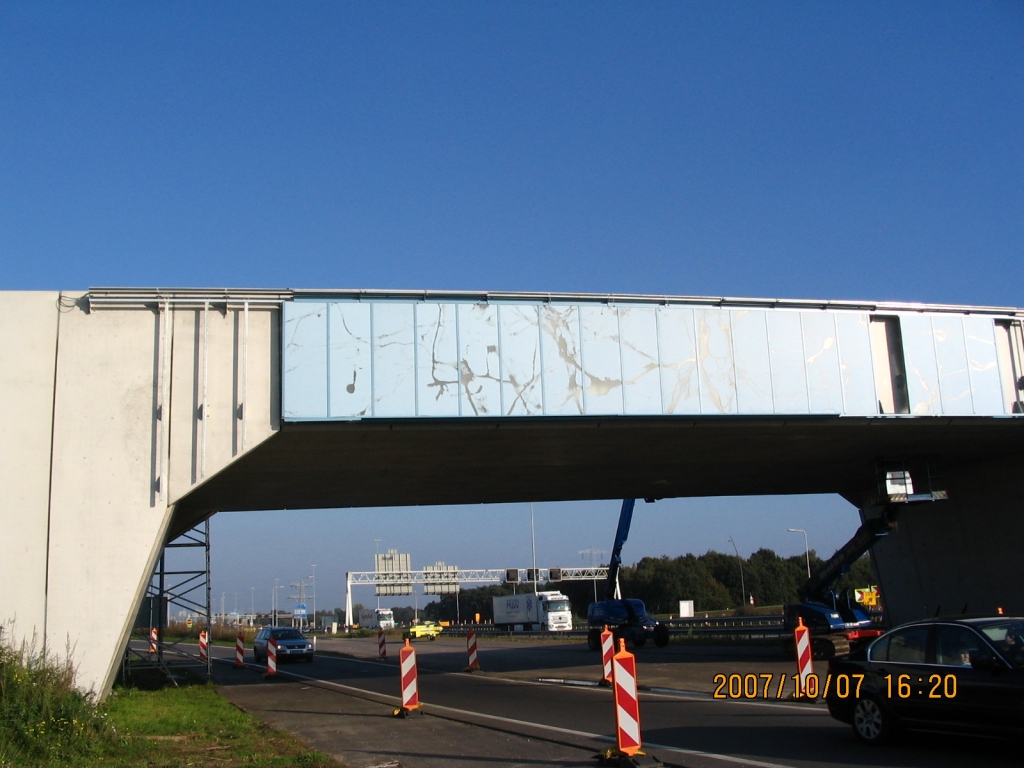 IMG_0583.JPG - Aangekomen bij het Philips viaduct is hier een poging gaande iets designerigs te maken van de niet bepaald High-Tech uitziende betonkolos. De strepen en vlekken op de blauwe platen zijn geen beschadingen. Naar verluid moet hier een marmerachtig effect optreden als de verlichting is aangesloten.