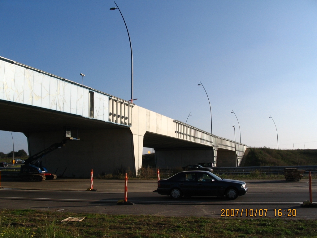 IMG_0584.JPG - Het designlicht blijft niet beperkt tot de beplating van het viaduct - ook de lantarenpalen mogen er zijn.