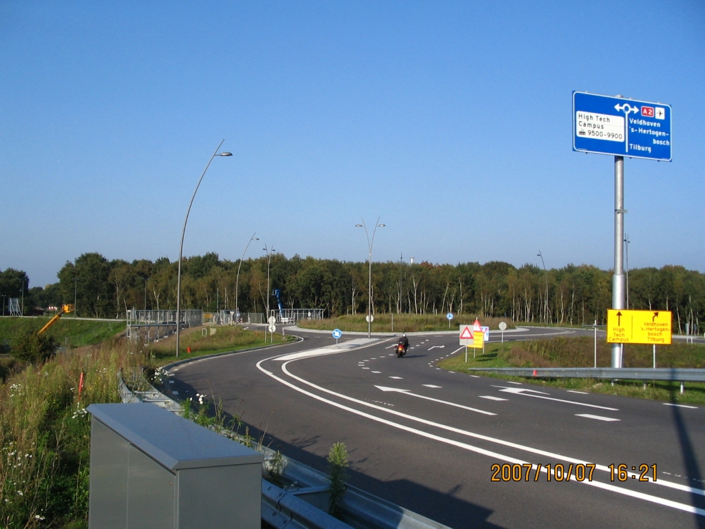 IMG_0586.JPG - Rotonde pal voor de Campus ingang waar een combinatie van tijdelijke en permanente bewegwijzering geen twijfel moeten laten bestaan over de te volgen keerroute.