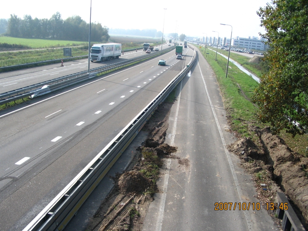 IMG_0596.JPG - Verlegde invoegstrook A2->A67 west, gezien vanaf het viaduct O.L. Vrouwedijk.