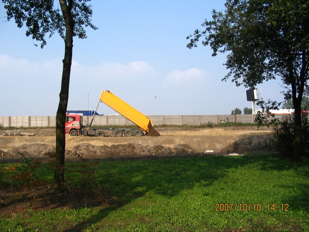 IMG_0599.JPG - Evenals de Eindhovense wijk Ooievaarsnest, heeft ook de woonwijk Voldijn in Aalst-Waalre hier een stukje park moeten inleveren. In tegenstelling tot de meeste andere plaatsen wordt hier de parallelbaan tot op volledige hoogte opgeworpen, zodat de parallelbaan zo dicht mogelijk tegen de hoofdrijbaan aan kan liggen met minder ruimtebeslag als gevolg (het Trace Besluit spreekt over de "complexe inpassingssituatie").