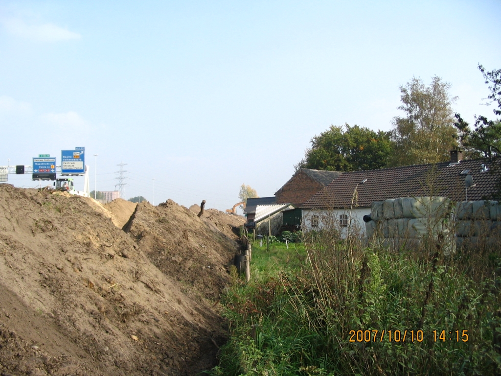 IMG_0601.JPG - Het gebouwtje met het metalen dak lijkt ingekort te zijn?