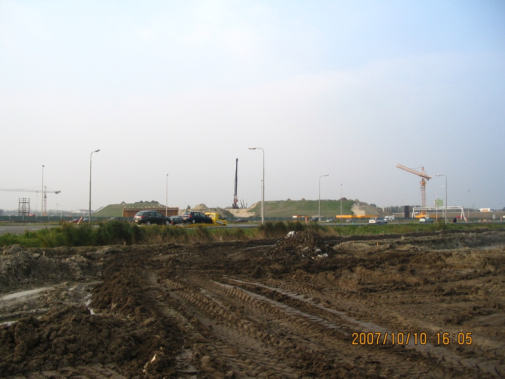 IMG_0609.JPG - Nu we hier toch zijn... overzicht van de twee terpen die de A58 west->oost moeten gaan dragen in plaats van de oorspronkelijk geplande fly-over.