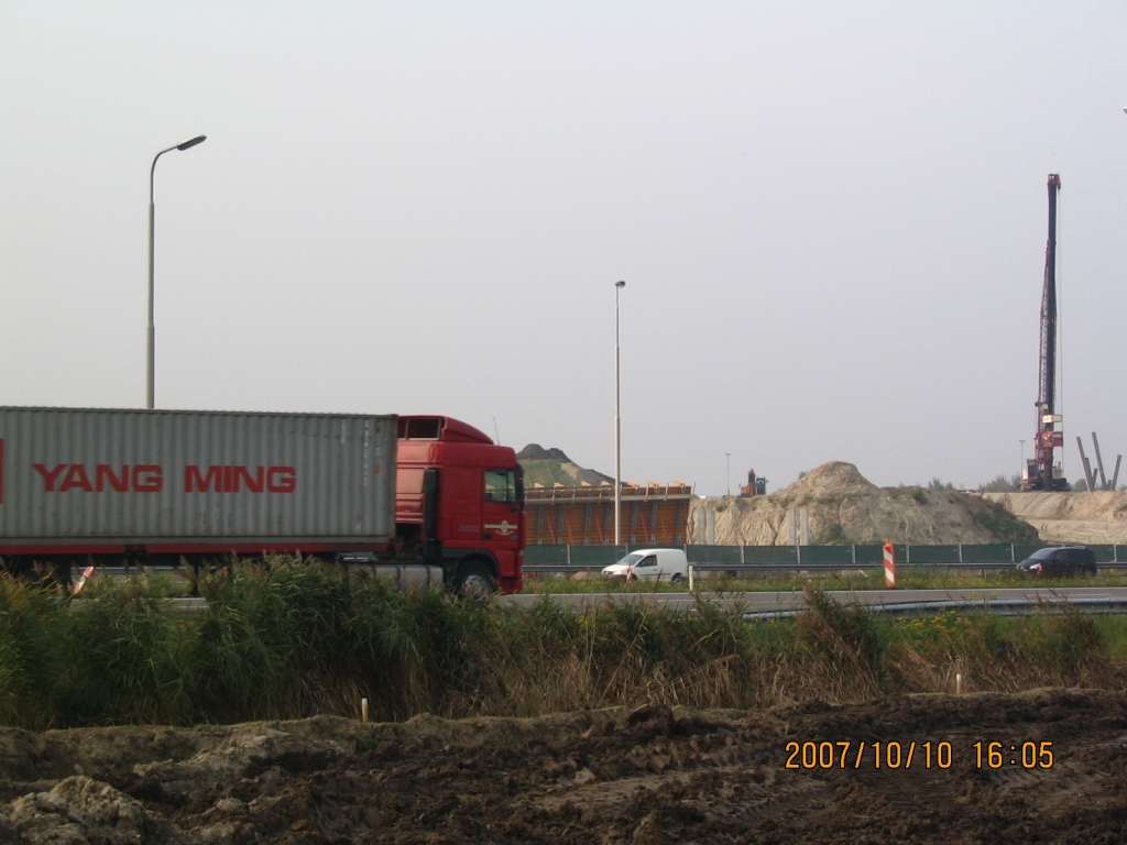 IMG_0610.JPG - Bedoeling was hier een betonbekisting in beeld te brengen maar vrachtverkeer gaat voor uiteraard.