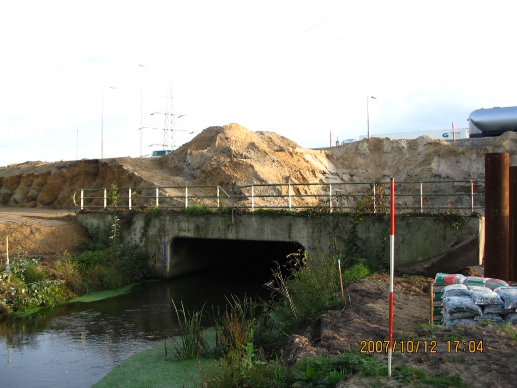 IMG_0619.JPG - Onderdoorgang riviertje de Tongelreep. Op zich is de tunnel lang genoeg voor de nieuwe situatie, maar ik moet even opzoeken wat ze hier nu precies van plan zijn.