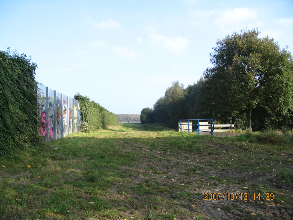 IMG_0622.JPG - De fietstunnel die bij die blauwe reling onder de A58 bij de Ikea gaat, werd zo lang ontworpen dat er wel 2+3+3+2 overheen zou passen.