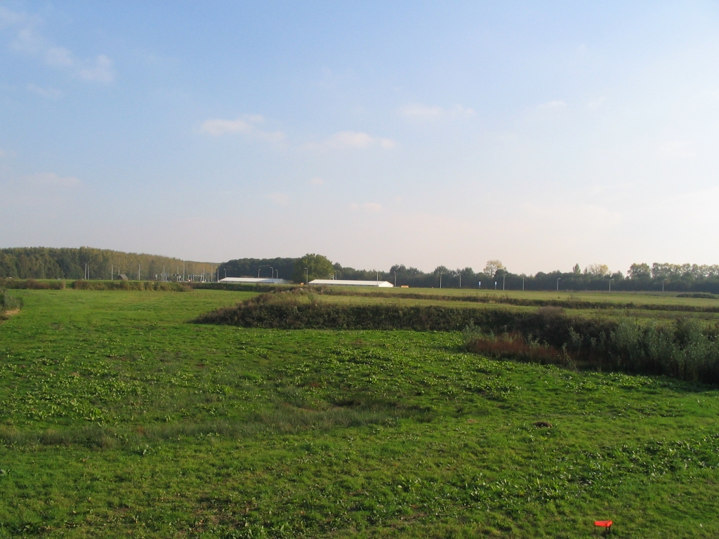 IMG_0625.JPG - Vanaf de Ikea parkeergarage een blik over het plangebied van project KP Ekkersrijt. De lage terpen lijken niets met het trace te maken te hebben.In de verte directieketen van Mourik/Besix.