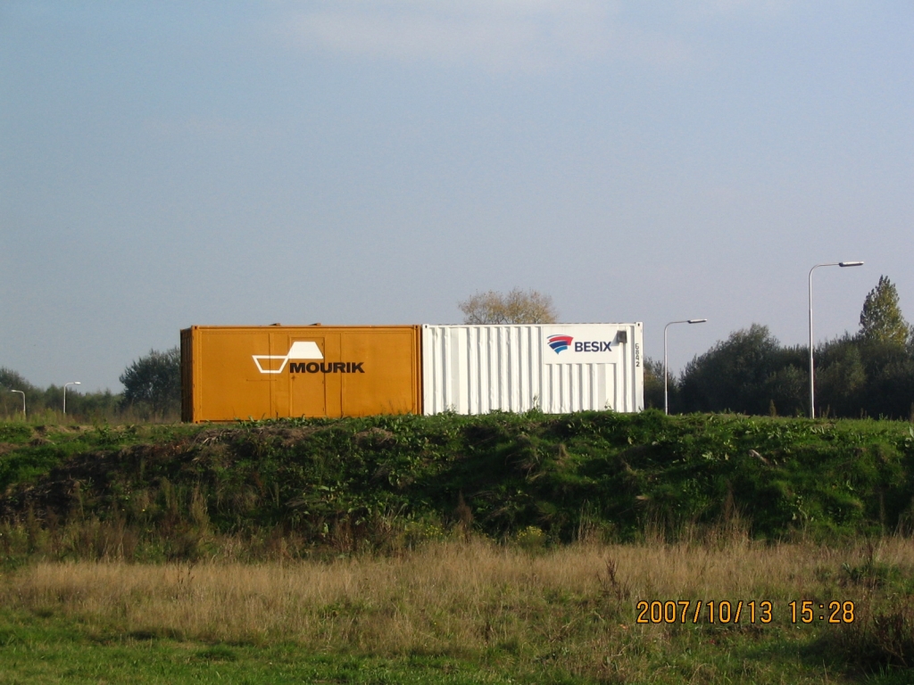 IMG_0634.JPG - Reclame containers op zichtlocatie van de aannemer combinatie die KP Ekkersrijt inclusief nieuwe aansluiting gaat realiseren.