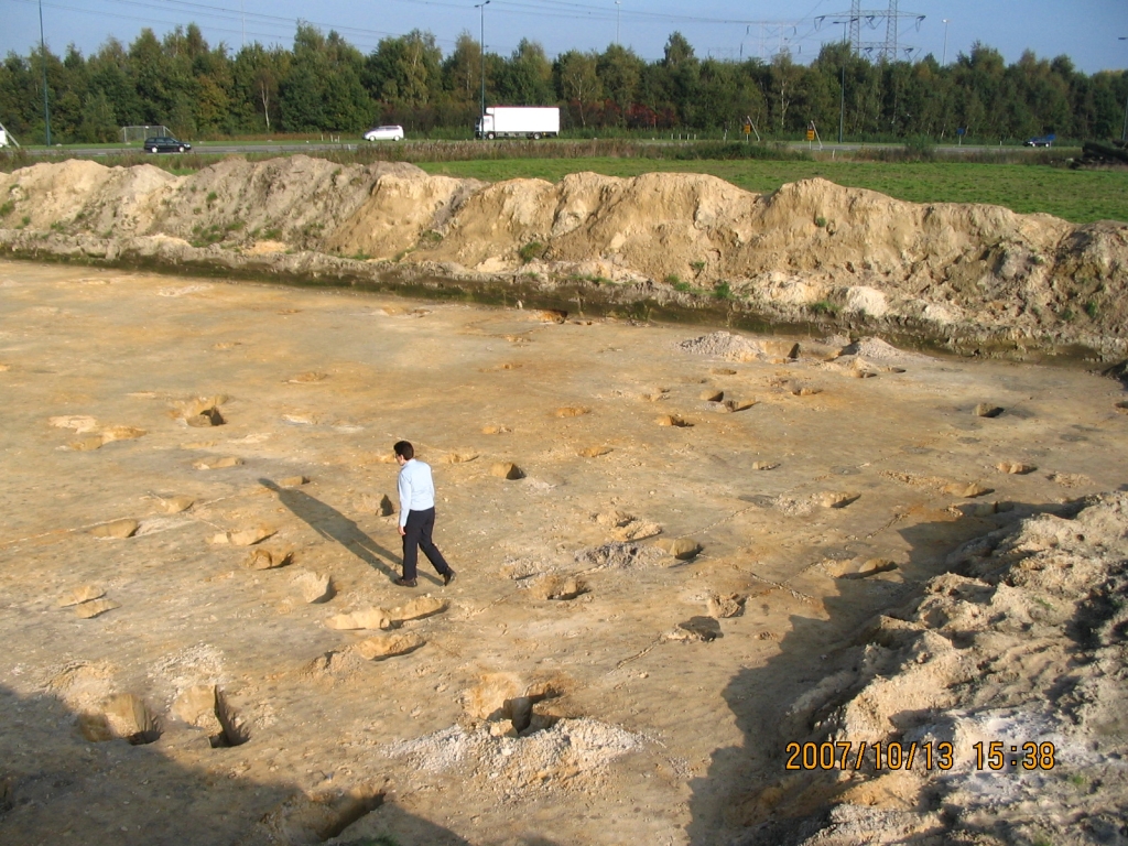 IMG_0638.JPG - Archeologen hebben hier een kans gekregen, zoals tegenwoordig gebruikelijk voor de start van grote grondwerken. Geen idee of ze wat gevonden hebben. Ik zag in ieder geval niks bijzonders in al die putjes.