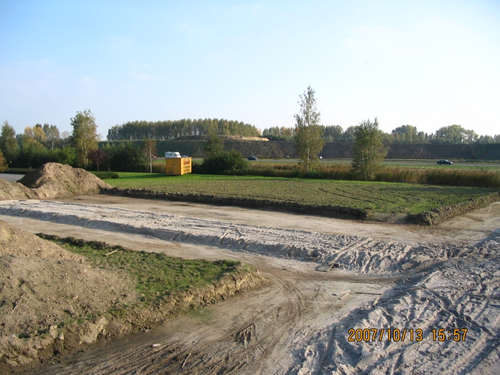 IMG_0644.JPG - Merkwaardige zandlichaampjes die ongerelateerd lijken aan de rotonde die hier moet komen als onderdeel van de A58 aansluiting.