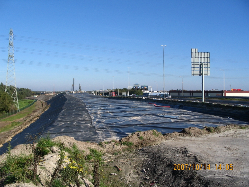 IMG_0654.JPG - A58 noord, hier gezien vanaf de rand van het viaduct kijkende richting Ekkerswijer. Aan de kunststof folie te zien is hier bodemas toegepast voor het ophogen en verbreden van het bestaande zandlichaam, waar immers eerst de A2 vanuit Best op lag, die nu een stukje naar het zuiden verplaatst is.