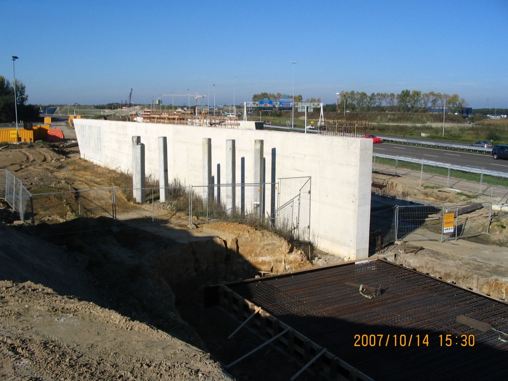 IMG_0676.JPG - Op het talud waar de fotograaf nu staat komt de parallelbaan vanuit de A58 oost, over het naar vers beton geurende kunstwerk, aan op de A2 Eindhoven westtangent.