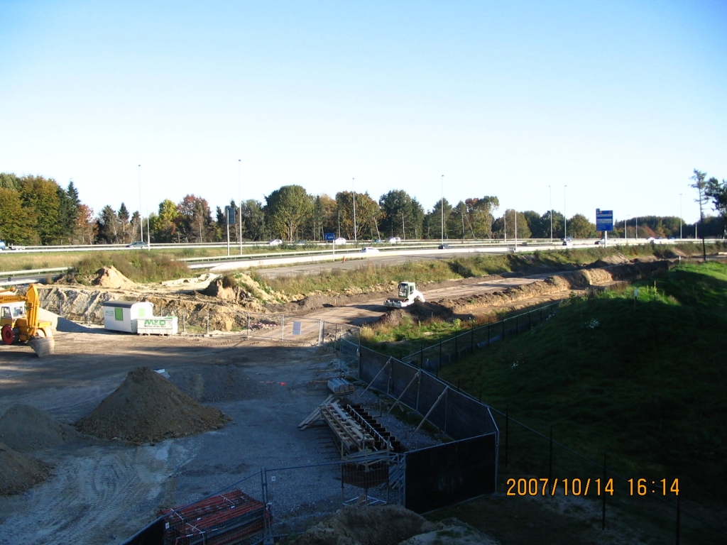 IMG_0690.JPG - Blik zuidwaarts vanaf het talud voor de afslag Strijp/Centrum. De golfbaan heeft inderdaad zo weinig mogelijk ruimte afgestaan.