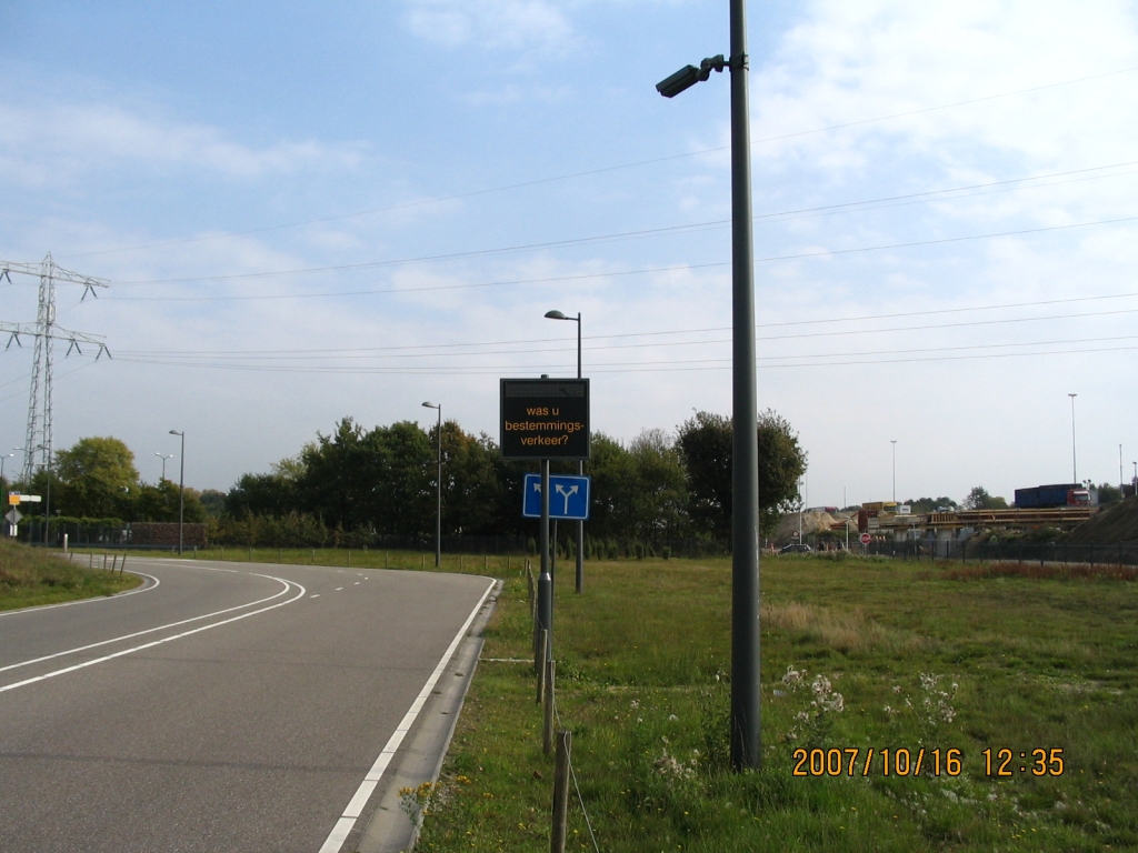 IMG_0693.JPG - Wie probeert de afslag Philips te "misbruiken" om snel de stad in te komen, wordt geconfronteerd met dit bord. Aan de entree van de Campus worden kentekens gescand en dan gaat er een tellertje lopen. Als je minder dan 10 minuten na aankomst het terrein weer verlaat, dan verschijnt je kenteken op dit bord. Uit privacy overwegingen heb ik geen kentekens vastgelegd.