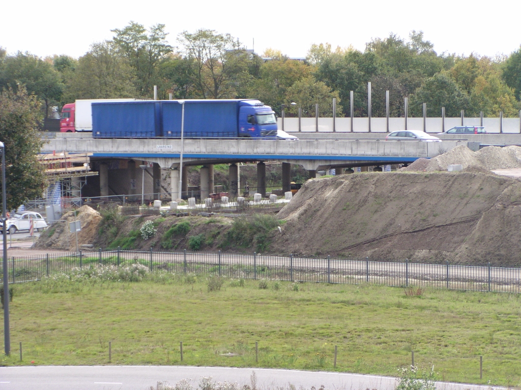 p1010005.jpg - 10x zoom (nieuw speeltje) vanaf parkeergarage P5 High Tech Campus naar viaduct Holstlaan.