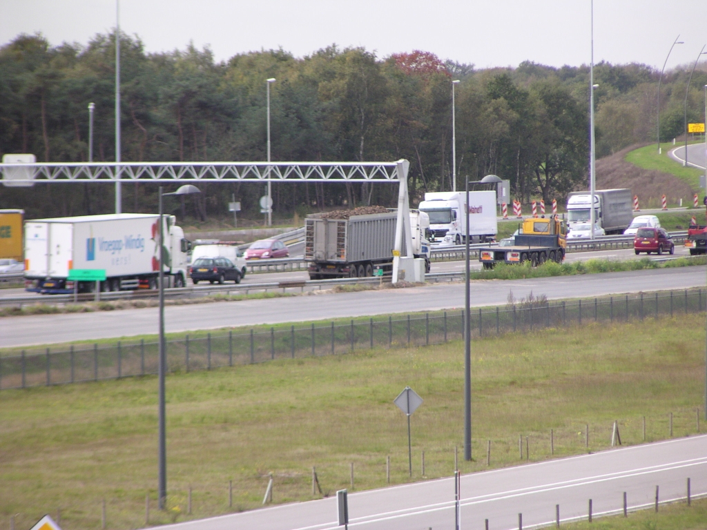 p1010006.jpg - 10x zoom opname vanaf parkeergarage P6 op de High Tech Campus, parallelbaan asfalt ligt geduldig te wachten.