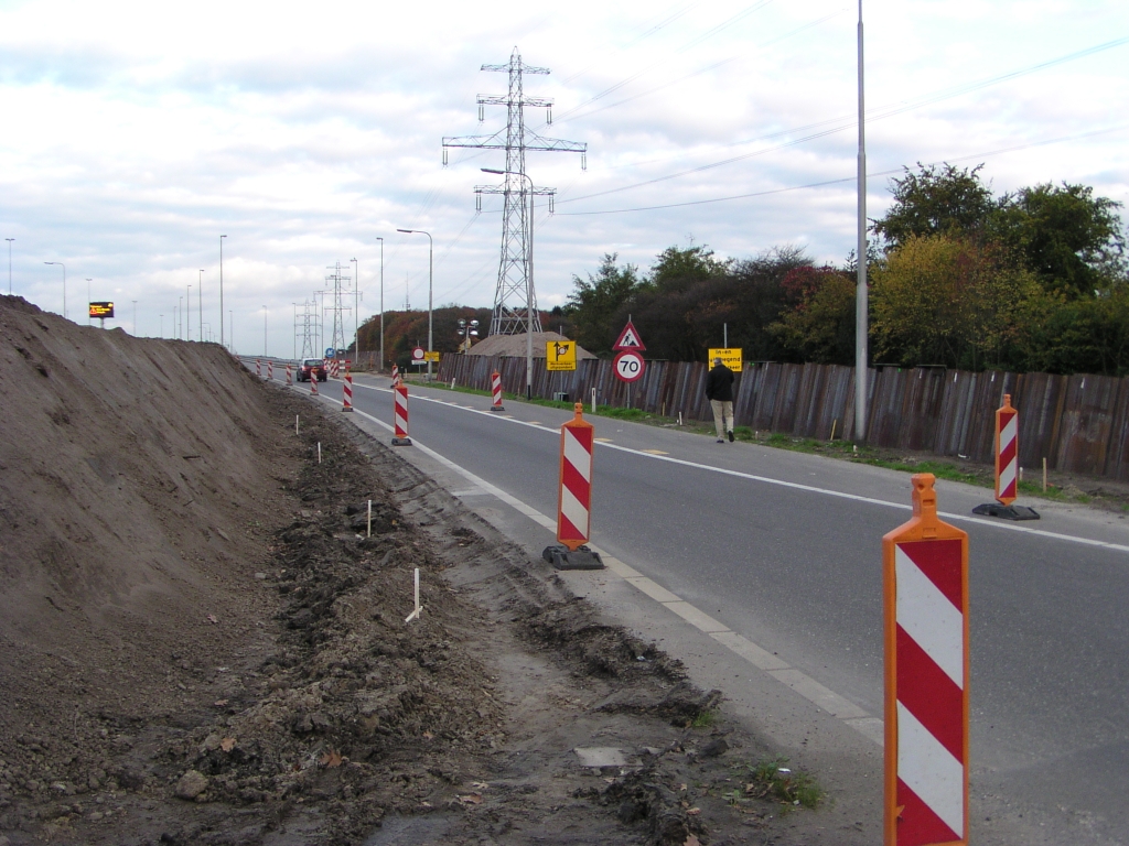 pa190019.jpg - Misschien had ik aan dit persoon op de pechstrook moeten vragen wat er hier gaat gebeuren tijdens de weekendafsluiting.