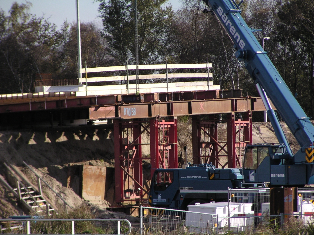 pa200022.jpg - Dankzij 10x zoom nu beter zicht op de kunstwerken binnen de Hogt. Voor het eerst staalconstructies na alleen maar beton gezien te hebben.