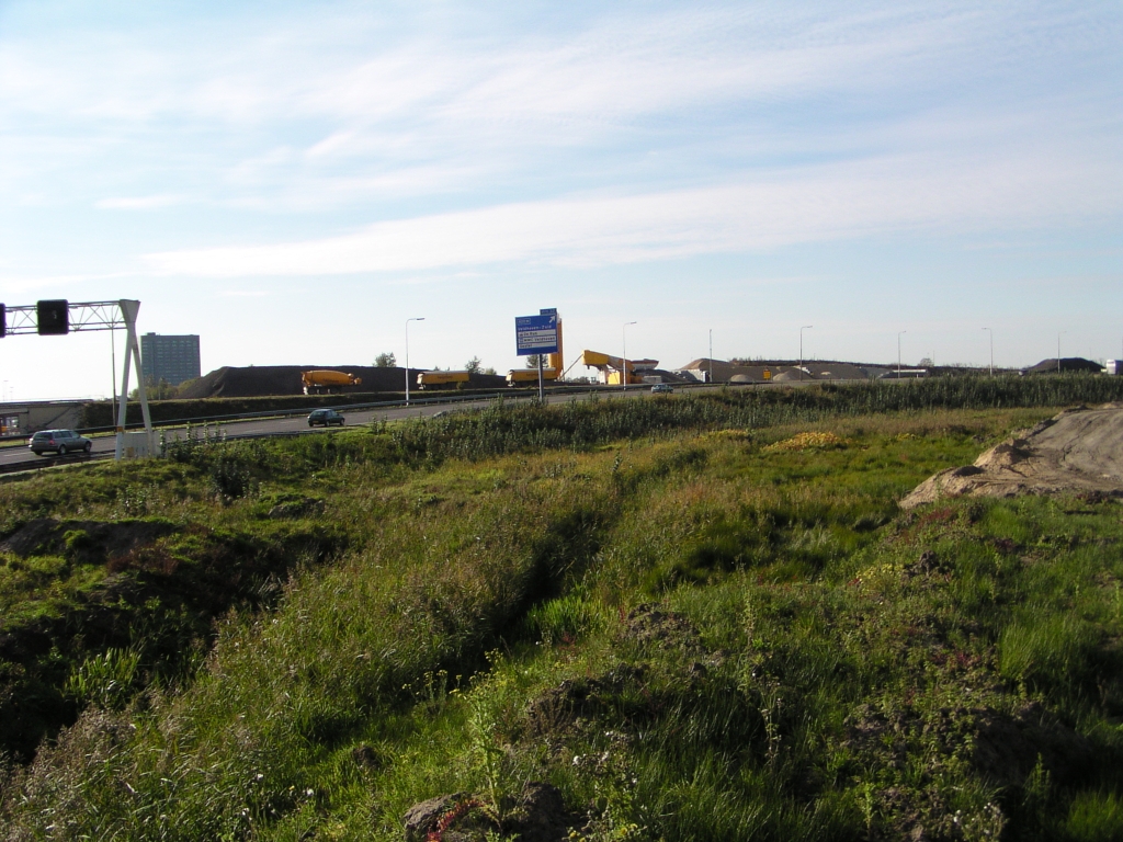 pa200024.jpg - Kp.de Hogt zandlichamen in aanbouw op niveau 2: dit moet wel de aanzet tot de fly-over A2->A67 parallelbaan worden.