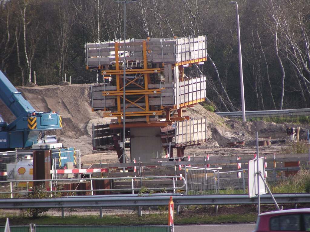 pa200028.jpg - Verder oefenen met 10x zoom en pilaren in de Hogt. Voor beter inzicht in de bestemming ervan zou een schietpositie vanaf de oude viaducten in de Hogt ideaal zijn. Maar die zijn niet te bereiken zonder een in werking zijnde snelweg over te steken wat uiteraard streng verboden is.