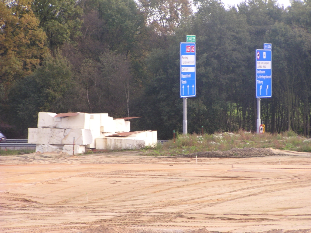 pa200034.jpg - Ik gok dat die witte brokstukken afkomstig zijn van een portaalbord dat niet breed genoeg was om de nu 5 rijstroken te overspannen: 3 vanaf de bestaande boog A2->A67 oost, en 2 van de noodboog A67 west->A67 oost.