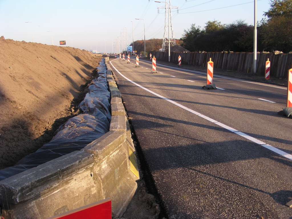 pa220011.jpg - Resultaat van de weekendafsluiting toerit vanaf de N69 naar de A67 in de richting Venlo: de vluchtstrook is nu rijbaan en van de vrijkomende ruimte is een ritsstookje gemaakt.