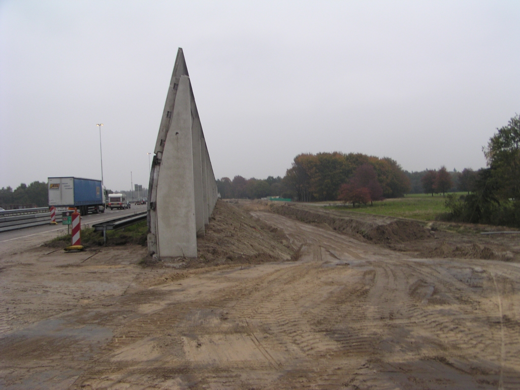 pa270007.jpg - Gat in geluidsscherm biedt zicht op A2 en Philips van Lennep park side-by-side. Door verlegging van de toerit Noord Brabant laan is hier een werkverkeer vak vrijgekomen.