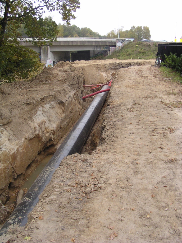 pa280010.jpg - Wat aandacht nu voor de leidingverplaatsings operaties die bij verbredingsprojecten zoals deze onvermijdelijk zijn. We zien hier een nieuwe hoofdwaterleiding van zo'n halve meter doorsnede nabij het bedrijventerreintje Lievendaal. Op de achtergrond de A2.