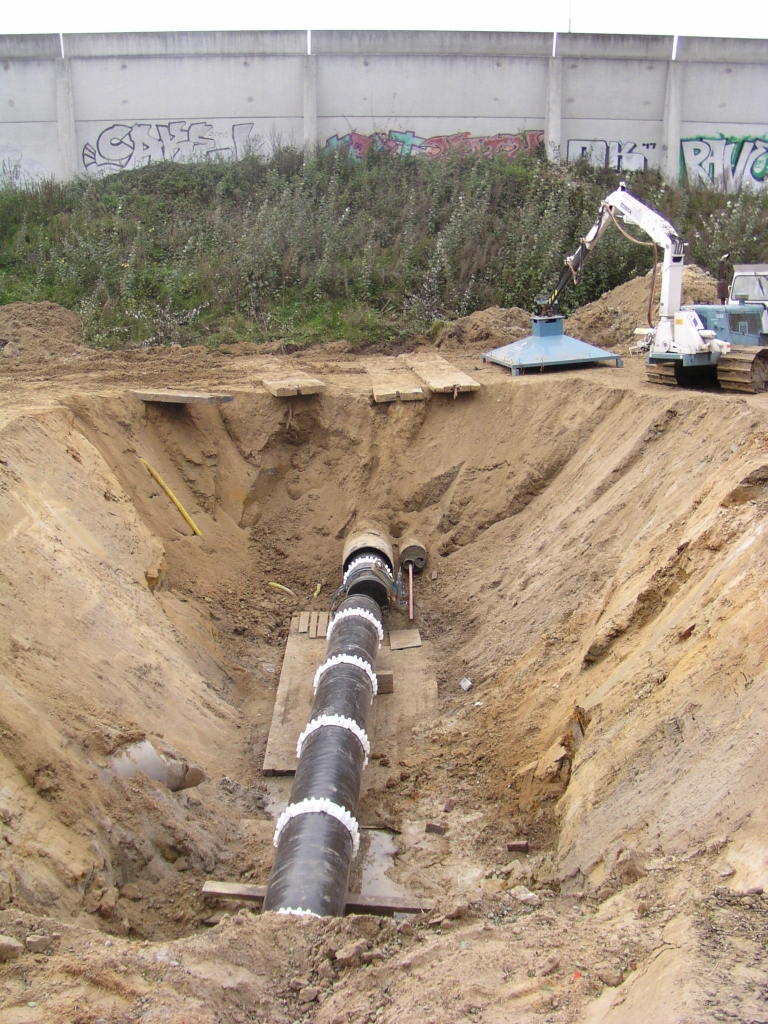 pa280013.jpg - De nieuwe waterleiding wordt hier deel voor deel door een metalen mantel onder de A2 doorgeschoven. Als deze put eenmaal gedempt is kan de parallelbaan erover heen.