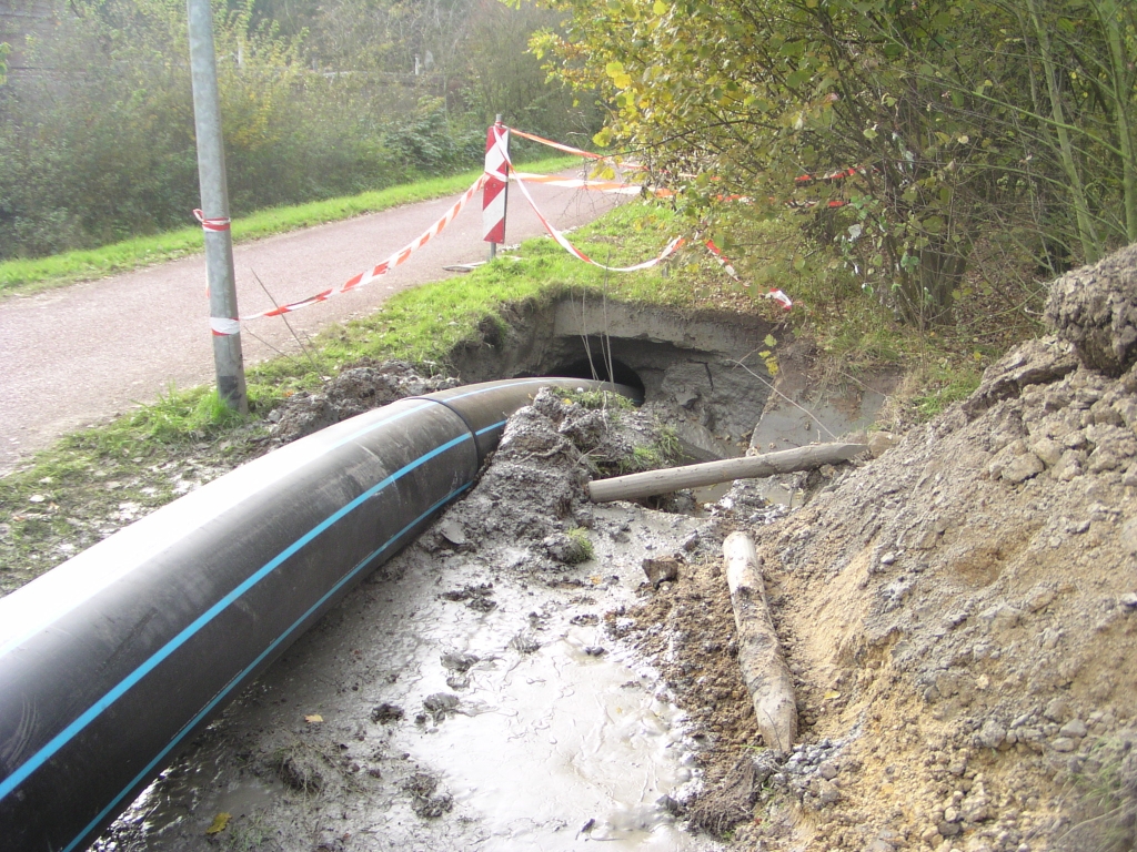 pa280016.jpg - Het waterleiding verhaal maakt even een uitstapje buiten het Verbredings project. De volgende barriere is het Beatrixkanaal, enkele honderden meters van de A2. Hier is een tunnel geboord onder het kanaal die een maximale diepte van 16 meter bereikt. De waterleiding is vervolgens de tunnel ingeschoven. De grijze blubber is een kleioplossing genaamd bentoniet dat als glijmiddel fungeert. Zie ook het  artikel in het Eindhovens Dagblad .