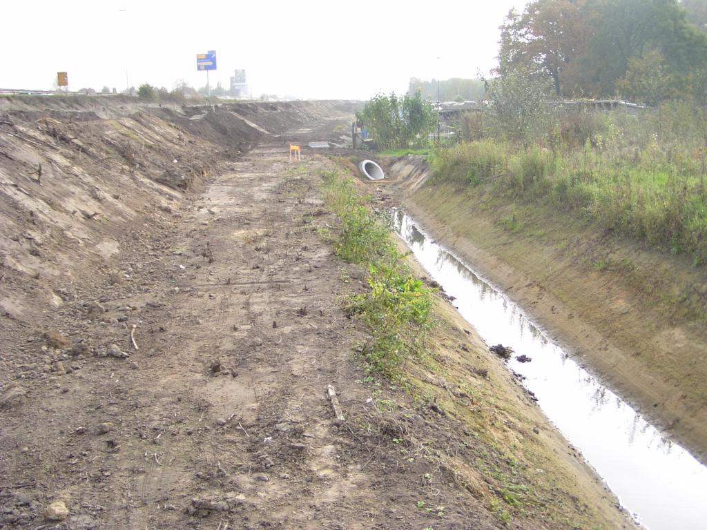 pa280020.jpg - Om hier een in een uithoek van volkstuin Welschap gelegen tuintje te ontzien, is een onderbreking in de bermsloot aangebracht in de vorm van een betonnen rioolpijp.