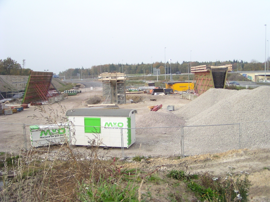 pa280021.jpg - Drie pilaren in diverse stadia van gereedheid ten behoeve van het viaduct aansluiting Strijp/Centrum, kijkrichting naar het noorden. Zichtbaar is reeds hoe het asfalt van de parallelbaan west oprukt richting de linkse twee pilaren. Tussen de middelste en rechtse pilaar zal dan dan hoofdrijbaan west moeten gaan lopen. De overige pilaren zullen nog even op zich laten wachten omdat de bestaande A2 hier in de weg ligt.