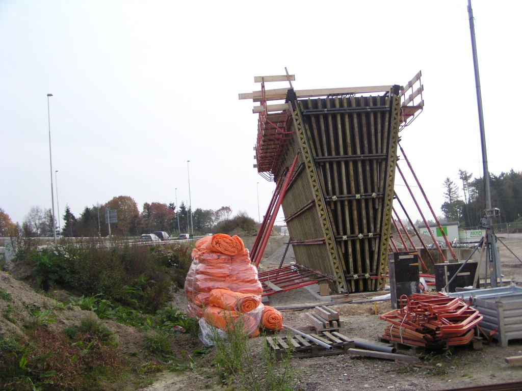 pa280023.jpg - Via de snelwegfotografencorridor bereikt men de noordzijde van het werkvak aansluiting Strijp, waar deze betonbekisting al geheel gesloten is. Als men toegang had tot de Heijmans werkplannen, wist men wanneer post te vatten als het beton erin wordt gegoten.