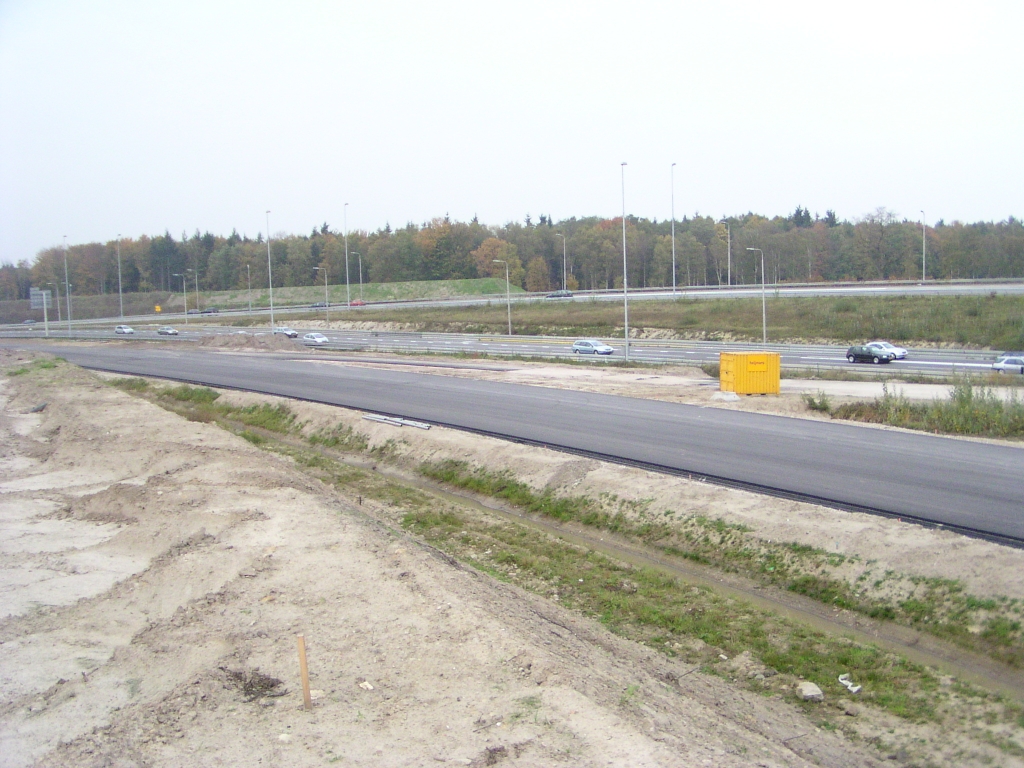 pa280025.jpg - We staan hier op het nieuwe talud voor de afslag Strijp, maar in de overgangssituatie zal een linksaffer nog steeds nodig zijn. Aan de parallelbaan is daarom een begin van een tijdelijke linksaffer te zien.