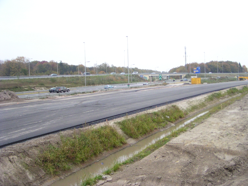 pa280026.jpg - Tijdelijke linksaffer vanaf de parallelbaan naar Strijp die nodig is wanneer al het verkeer op de parallelbanen gaat rijden voorjaar 2008. De hoofdrijbaan west kan dan worden afgesloten en herbouwd. De hoofdrijbaan oost, nu nog over het viaduct in de foto, blokkeert het nieuwe viaduct voor de aansluiting Strijp. Het lijkt me dan ook dat de afslag Strijp langdurig zal moeten worden afgesloten.