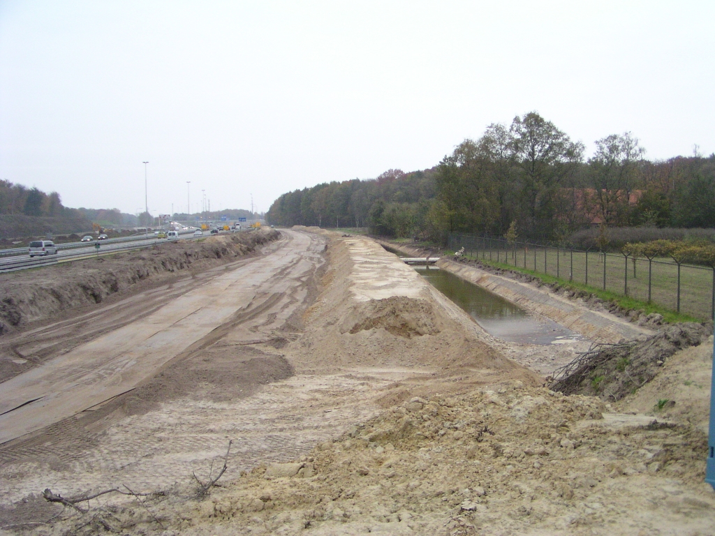 pa280027.jpg - Halverwege tussen aansluitingen Strijp en Airport. De nieuwe bermsloot is ongewoon vol, zou dit te maken hebben met de aanwezigheid van een "waterproductie" installatie van Brabant Water aan de rechterzijde?