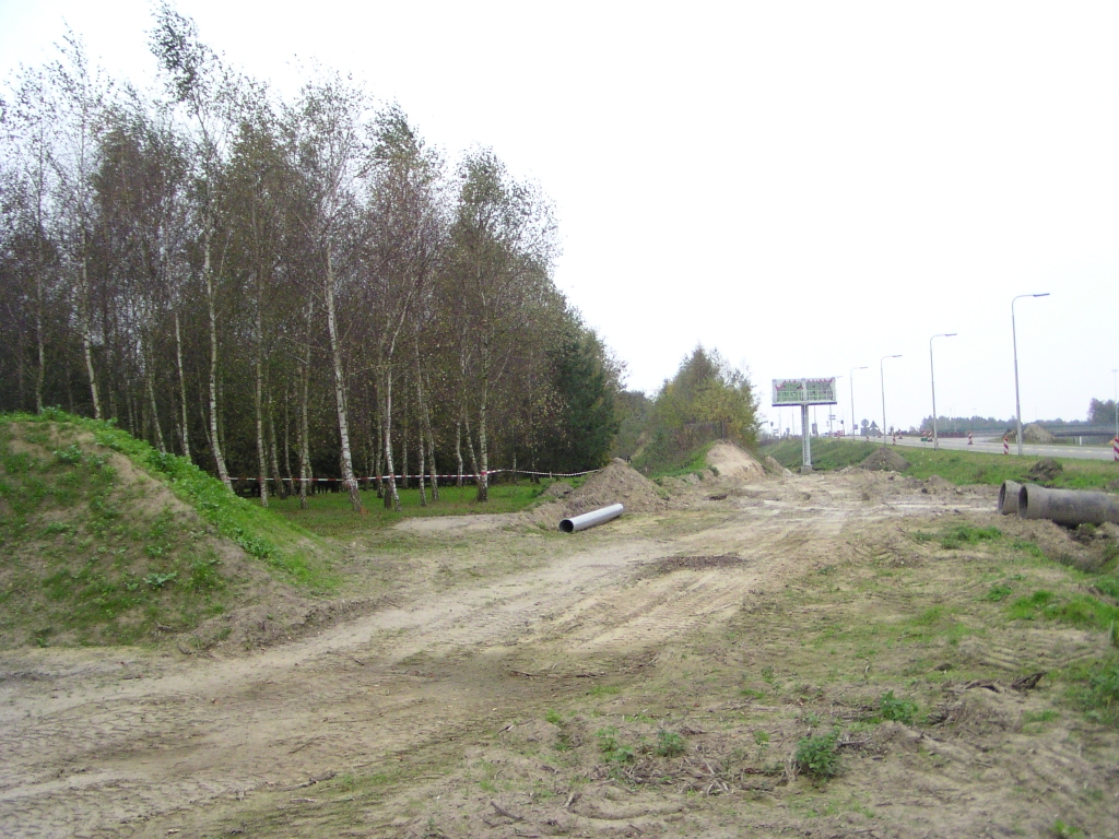 pa280031.jpg - De bomen behoren tot het as uitstrooingsveld van het crematorium de Rijtackers pal aan de A2. Het crematorium had een eigen walletje als afscherming van de snelweg. Op de foto is te zien dat dit walletje gedeeltelijk is verdwenen ten behoeve van de parallelbaan aanleg. Uitgelezen kans voor de snelwegliefhebber om te overlijden en zijn as te laten verwaaien over de A2 :) Hoe de inpassing hier precies gaat plaatsvinden is onduidelijk. Er is een PDFje over dit onderwerp beschikbaar op de  RWS site .