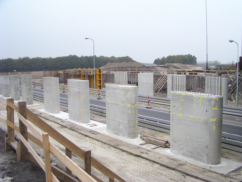 pa280032.jpg - Viaduct Oirschotsedijk, 12 van de 16 pilaren gereed die zeven nieuwe rijstroken gaan dragen.