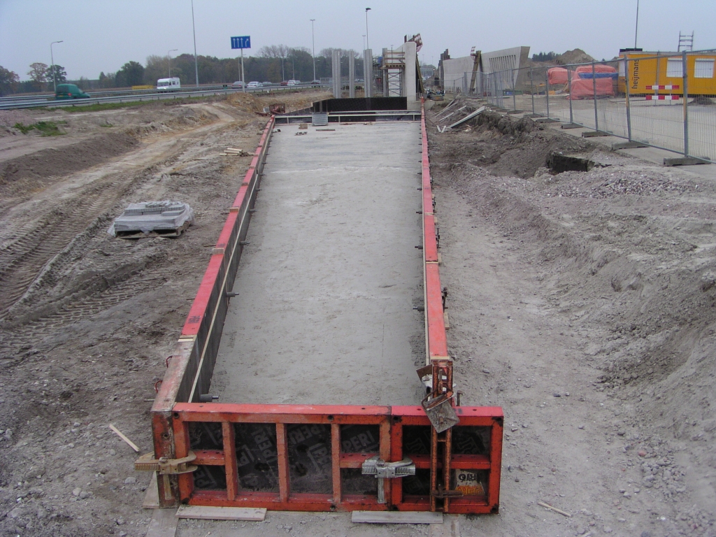 pa280035.jpg - Noordzijde van het Batadorp west tunneltje. Het geheel wordt toch wel zo'n 125 meter lang.