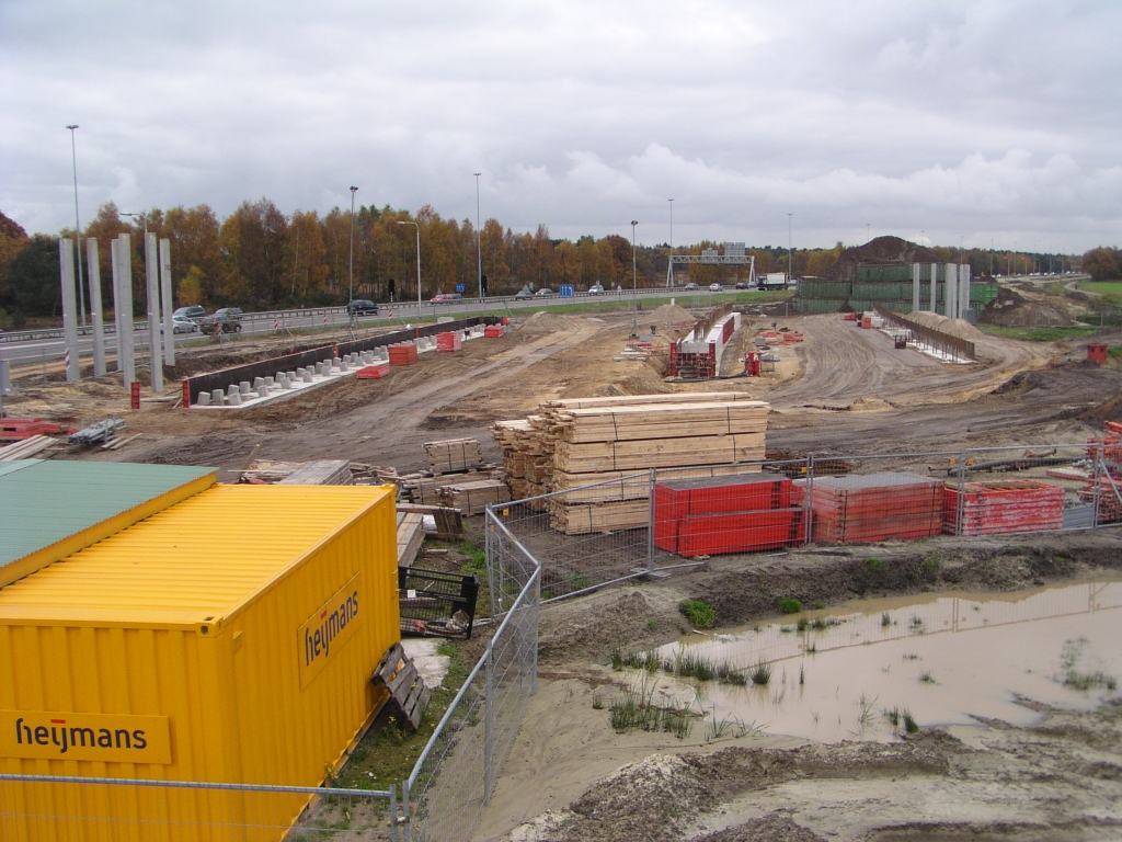 pb040011.jpg - Voortgang van de bouw van het viaduct verbindingsweg Kp. Leenderheide->A2 zuid over de hoofdrijbaan.