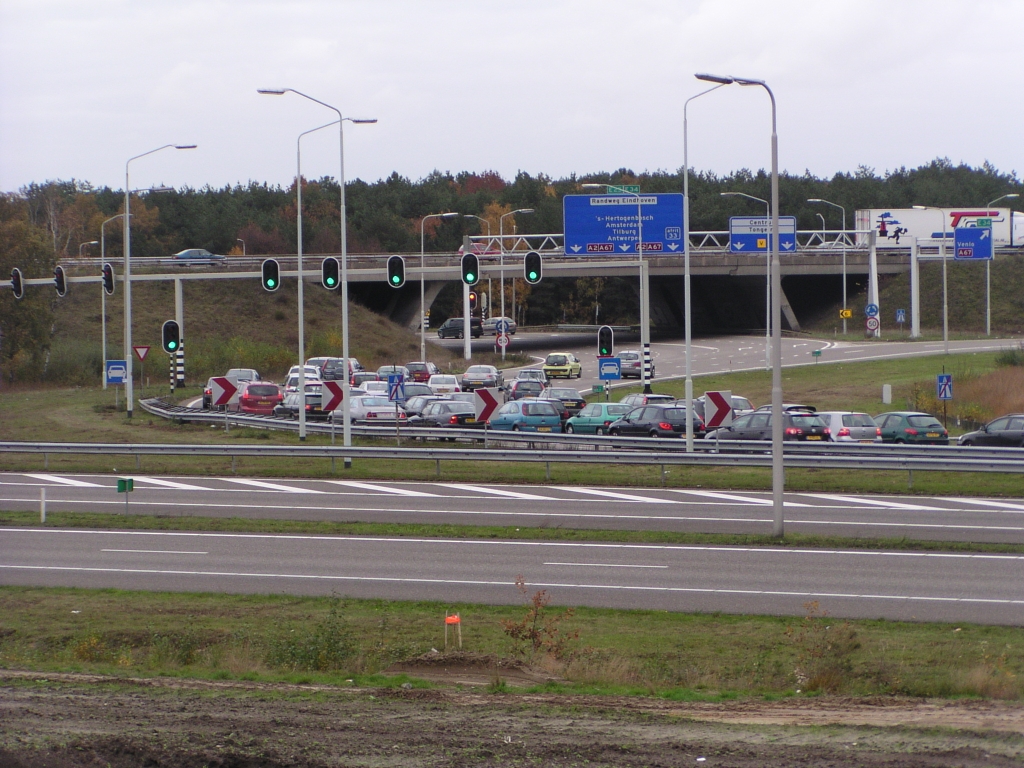 pb040013.jpg - Die nieuwe hoofdrijbanen uit de vorige foto zou het wachten voor de VRI hier moeten vermijden. Aan de andere kant was het kopuh-kopuh-kopuh zondag in Eindhoven, zodat deze voertuigen in de toekomst alsnog hier in de rij kunnen aansluiten.