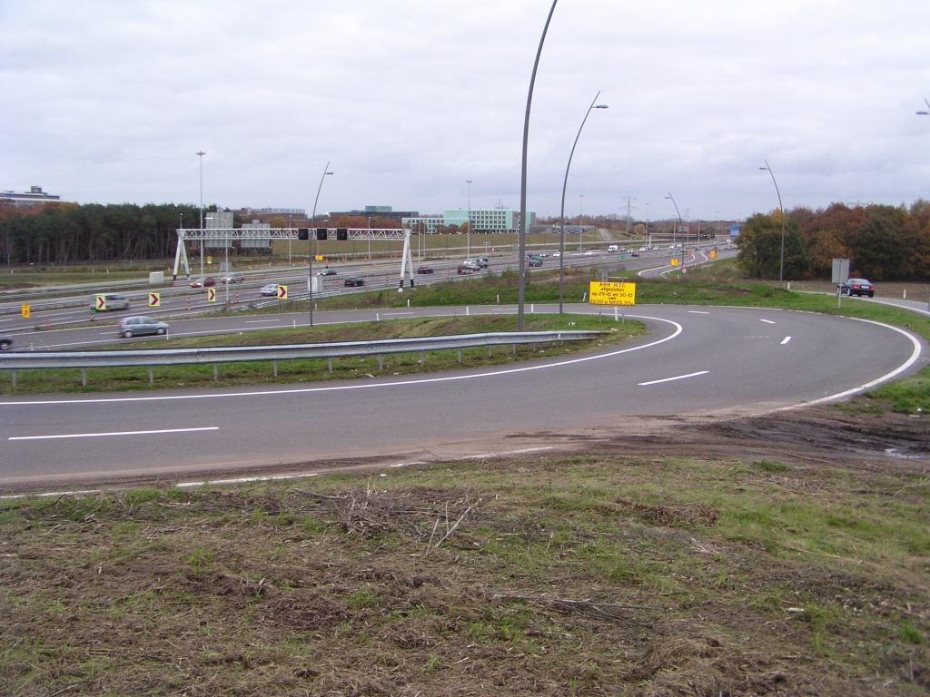 pb040031.jpg - De  engelenbocht  is terug, nu bij de afslag HTC. Het is maar een tijdeliijke voorziening t.b.v. het kerende verkeer vanuit de richting Antwerpen naar het noorden omdat oude boog in Kp. de Hogt gesloopt is.