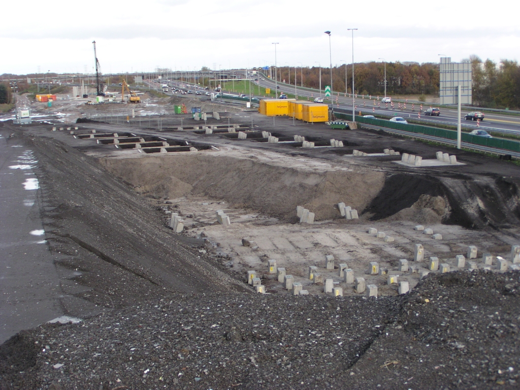 pb100001.jpg - Weefgedeelte tussen Kp. Ekkerswijer (op de achtergrond) en Kp. Batadorp met een bijzondere rangschikking van heipalen: zes per funderings "eiland". Daartussen komt de enkelstrooks verbindingsweg te liggen voor verkeer dat komende van Ekkersrijt op de A2 hoofdrijbaan richting Maastricht wil komen.