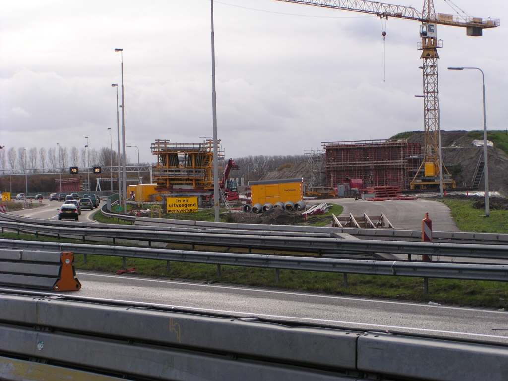 pb100005.jpg - Pilaren voor de flyover A58 west->oost in Kp. Batadorp oost. Het verse asfalt is vast voor de parallelbaan.